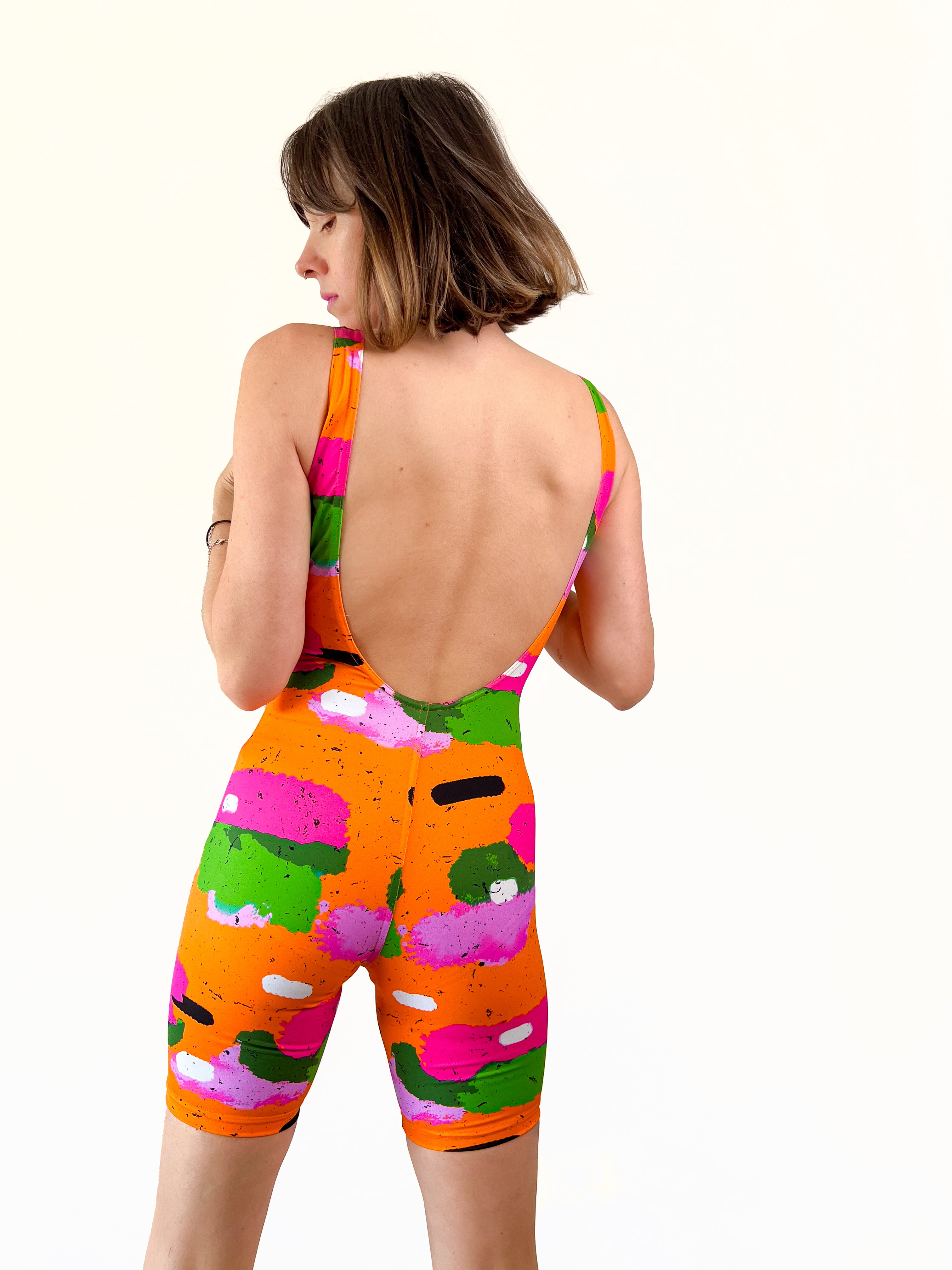 Zoom sur le motif de la combishort dos nu, super coloré et rétro