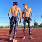 Modèle en legging marine colorée rétro pour sport et tenue de festival