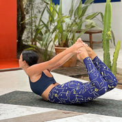 Position de yoga avec le Legging de sport Marine taille haute aux motifs rétro - UJO