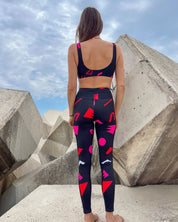 Vu de dos le Legging de sport Noir Motif rétro Géométrique Rose & Rouge - UJO