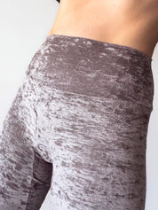 Détail du velours texturé taupe et de la ceinture large taille haute