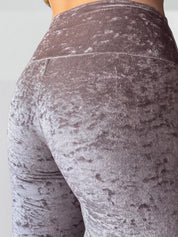 Gros plan dos du legging velours texturé taupe, matière douce en relief