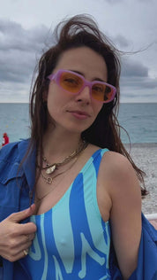 Modèle qui porte la combinaison lycra recyclé bleur UJŌ en tenue de festival