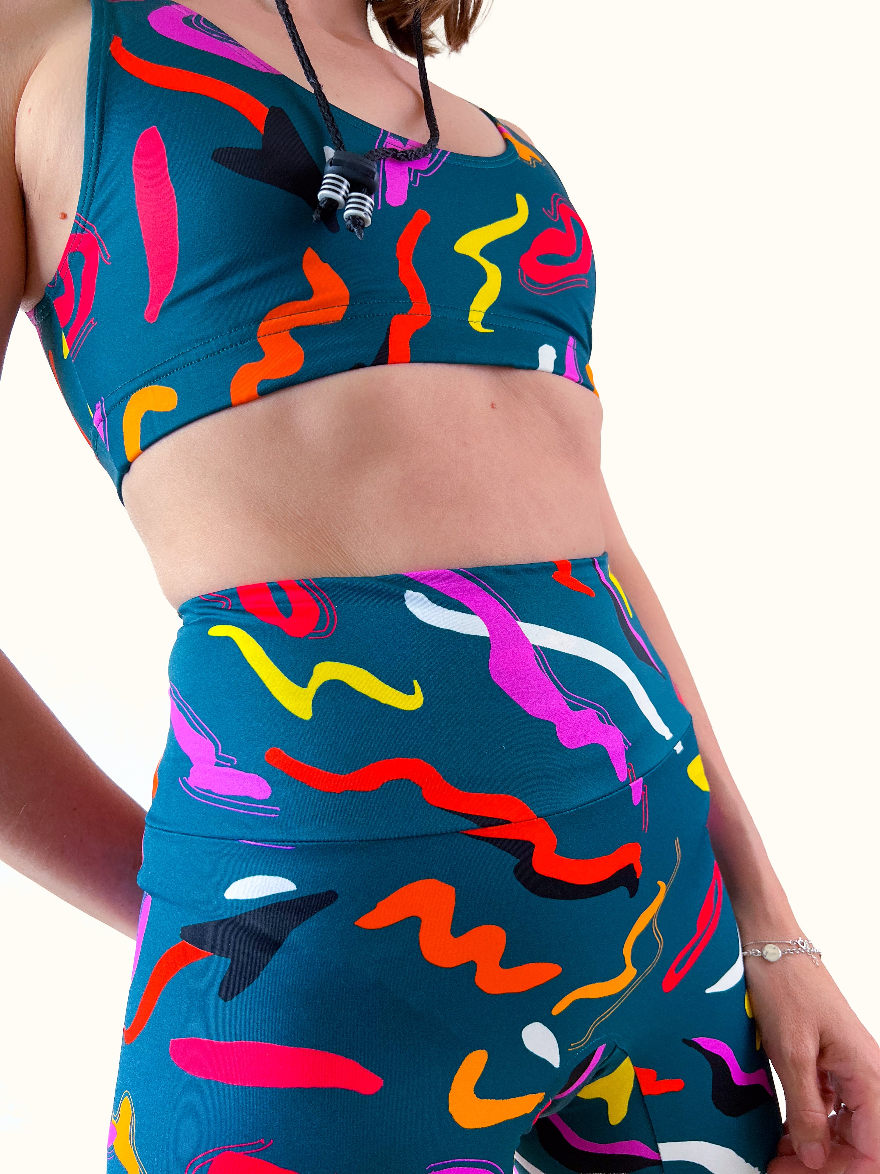 Zoom sur tissu motif rétro coloré vert – short cycliste UJŌ
