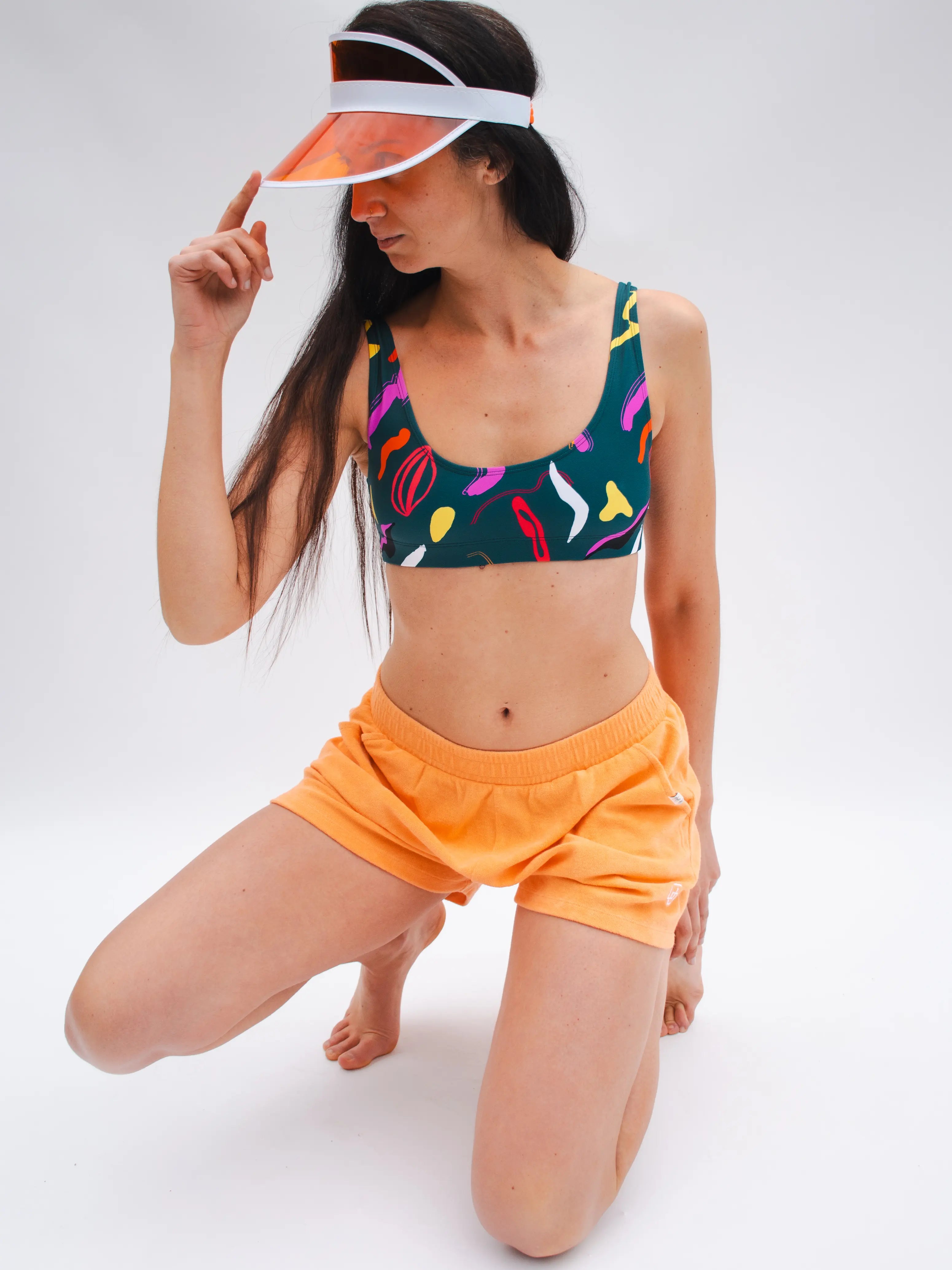 Mannequin portant le short éponge coton léger orange avec la brassière de sport u motif rétro coloré UJO