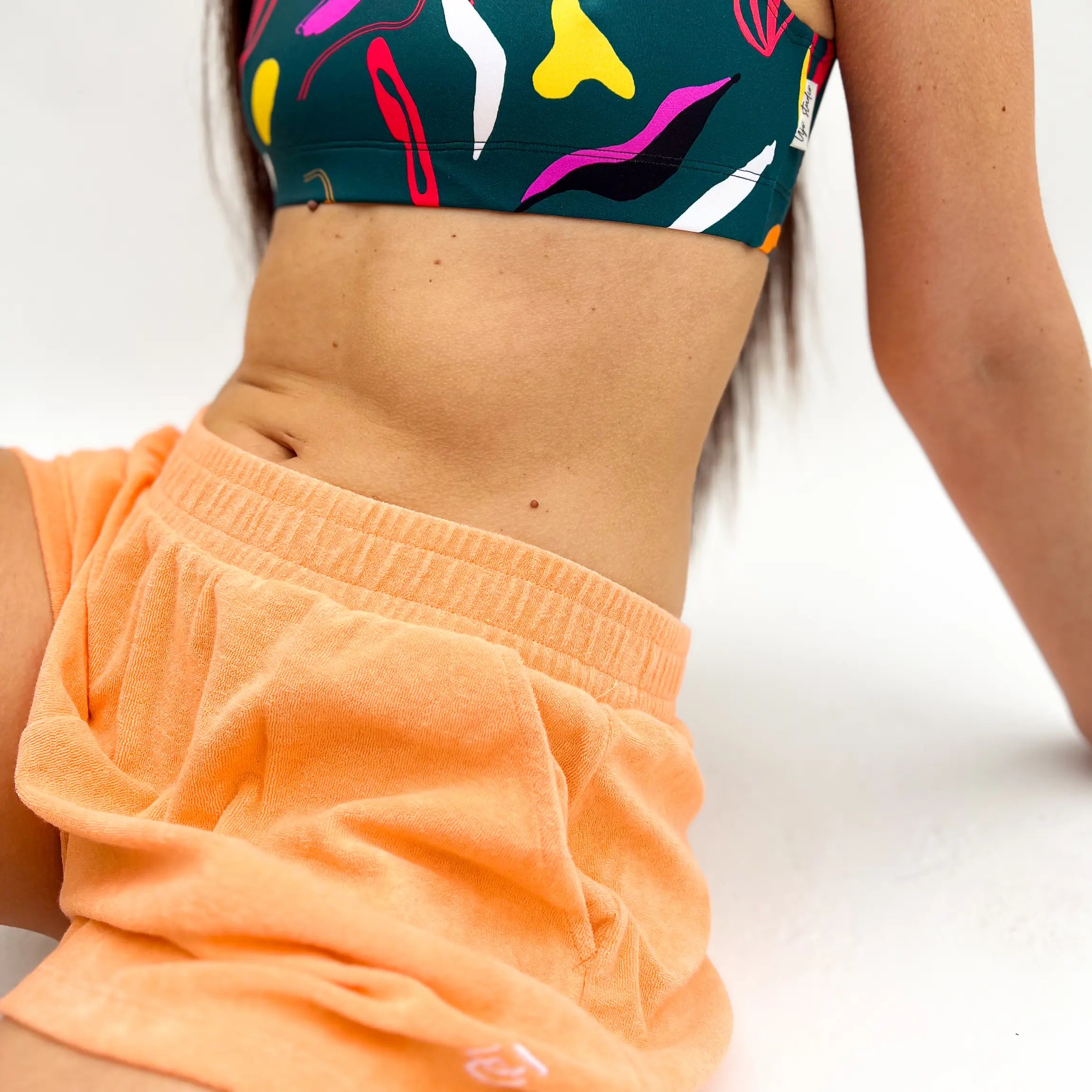 Zoom détails sur la ceinture élastique du short éponge coton orange UJO