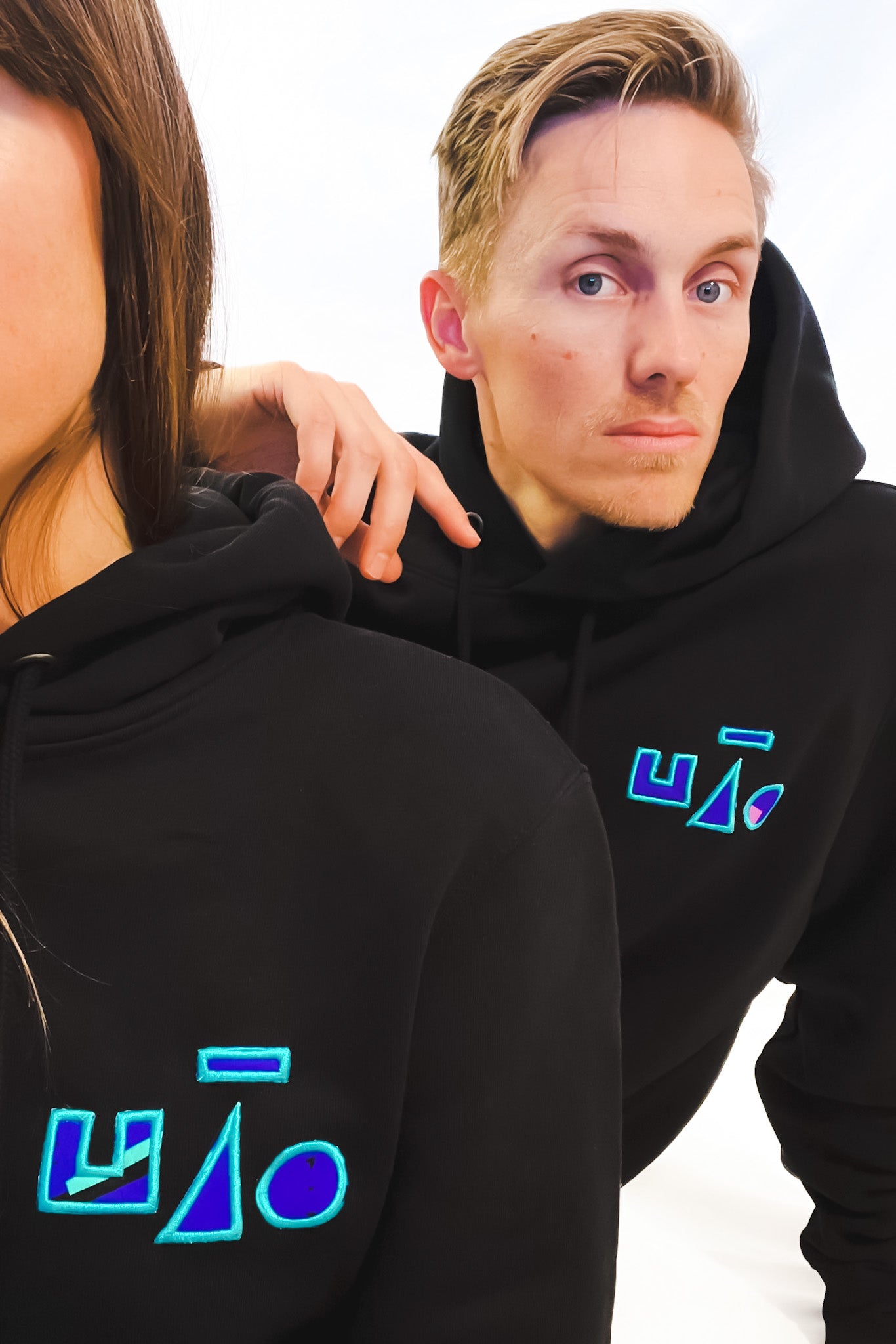 Sweat à capuche noir coton avec broderie réro