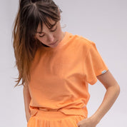 Détail du tissu éponge texturé du t-shirt