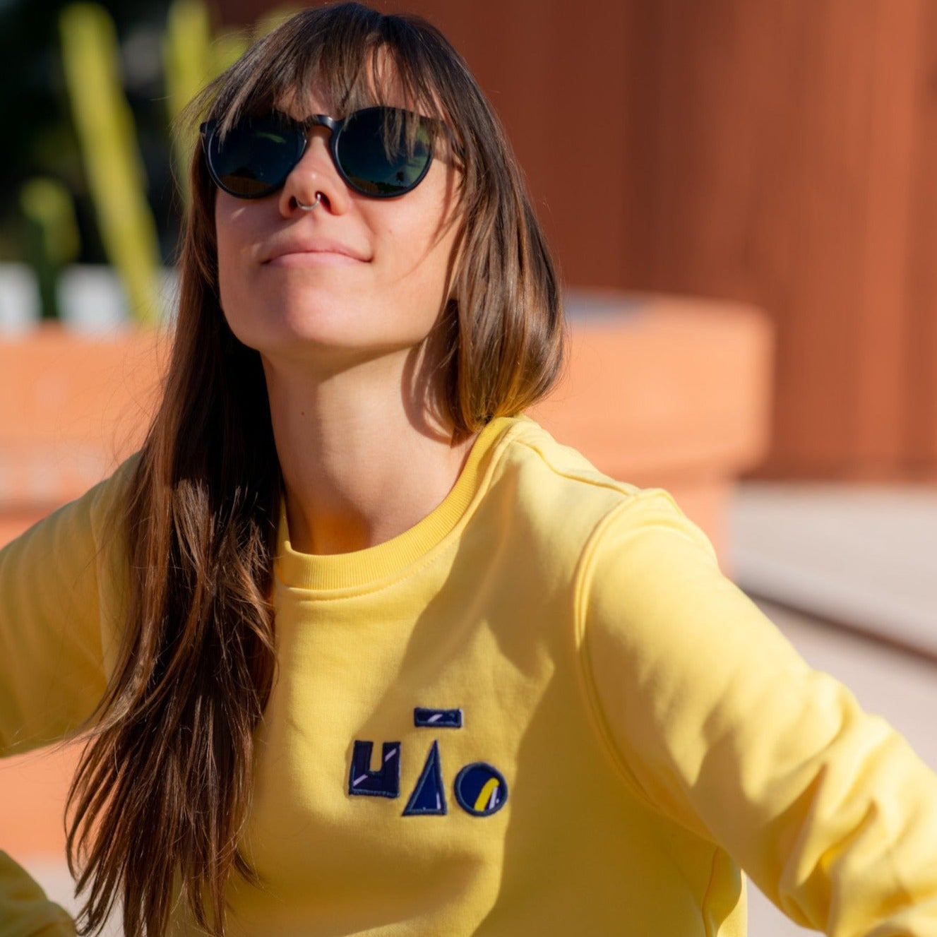 zoom détail broderie sweat jaune unique upcycle coton recyclé UJŌ